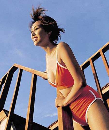 紫霞仙子|朱茵女儿啥样？当看清她女儿的正脸后，这是盗版“紫霞仙子”吧！