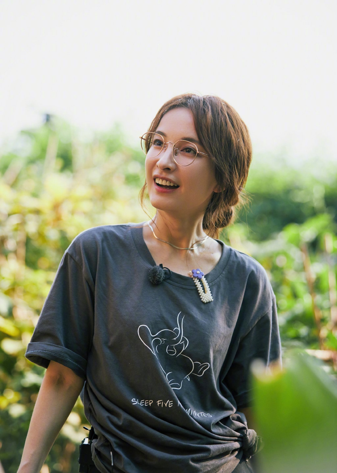 「吴昕」吴昕真的是来向往的生活度假吧。穿拖鞋去摘果子，到头来光着脚就敢出镜
