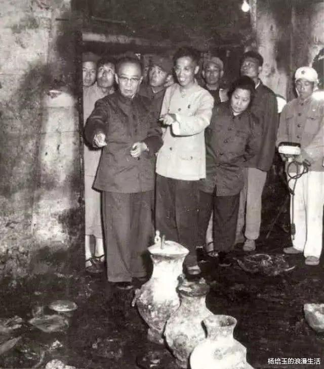 [定陵]考古人员挖掘十三陵时，工地上来了一位古怪的老者，而后发生一系列离奇事件