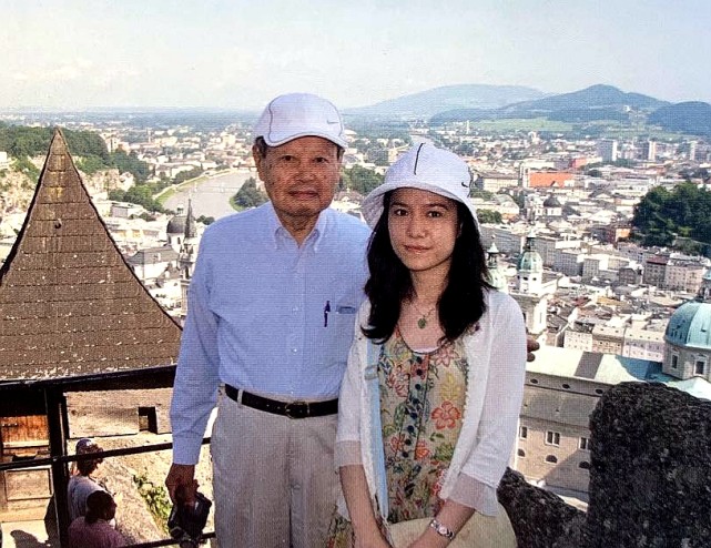 翁帆|杨振宁精神矍铄与妻子合体亮相，44岁翁帆发福水肿，憔悴了不少