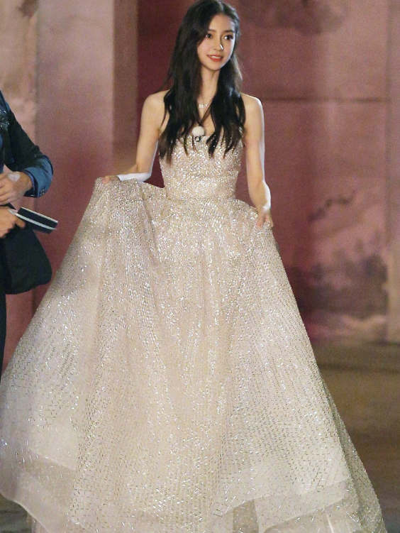 [蔡徐坤]baby上台获蔡徐坤搀扶，提起裙摆看到鞋面，才知她鞋跟有多高