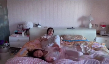 李小璐曬視頻分享母女時光，與甜馨床上嘻笑打鬧，床頭照片引關註-圖2