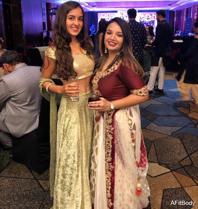 「」19岁印度少女,自家阳台是健身房,平时喜欢骑马,身材非常好