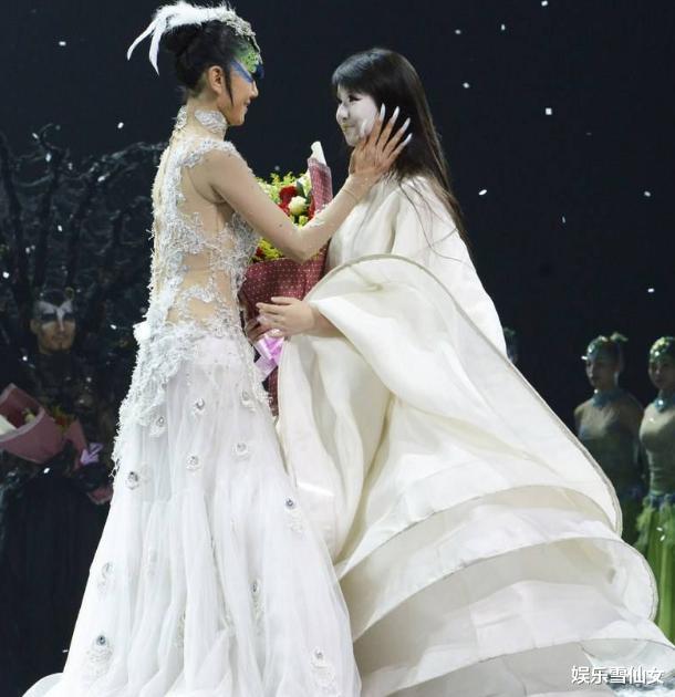 小彩旗@21岁小彩旗在变胖的路上越走越远，姨妈杨丽萍对她已经失去控制