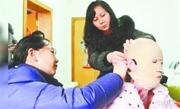 弋说历史|女孩一直戴头套上学，却受尽同学嘲讽，摘下头套后众人都沉默了