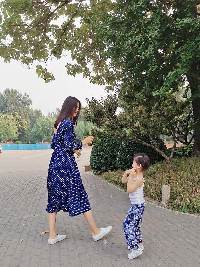 张梓琳|张梓琳晒女儿玩雪照，4岁半Evelyn长发及腰，身高优越