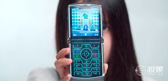 5G|无折痕折叠屏手机来了！摩托罗拉Razr 5G上手体验，真爽