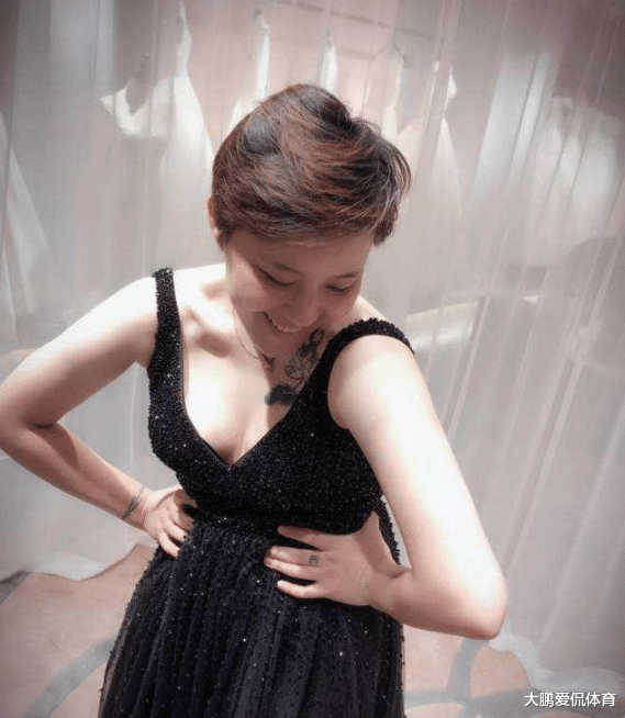 [女排]女排时尚达人！气质不输惠若琪，退役后开时装店，走时装秀 ?