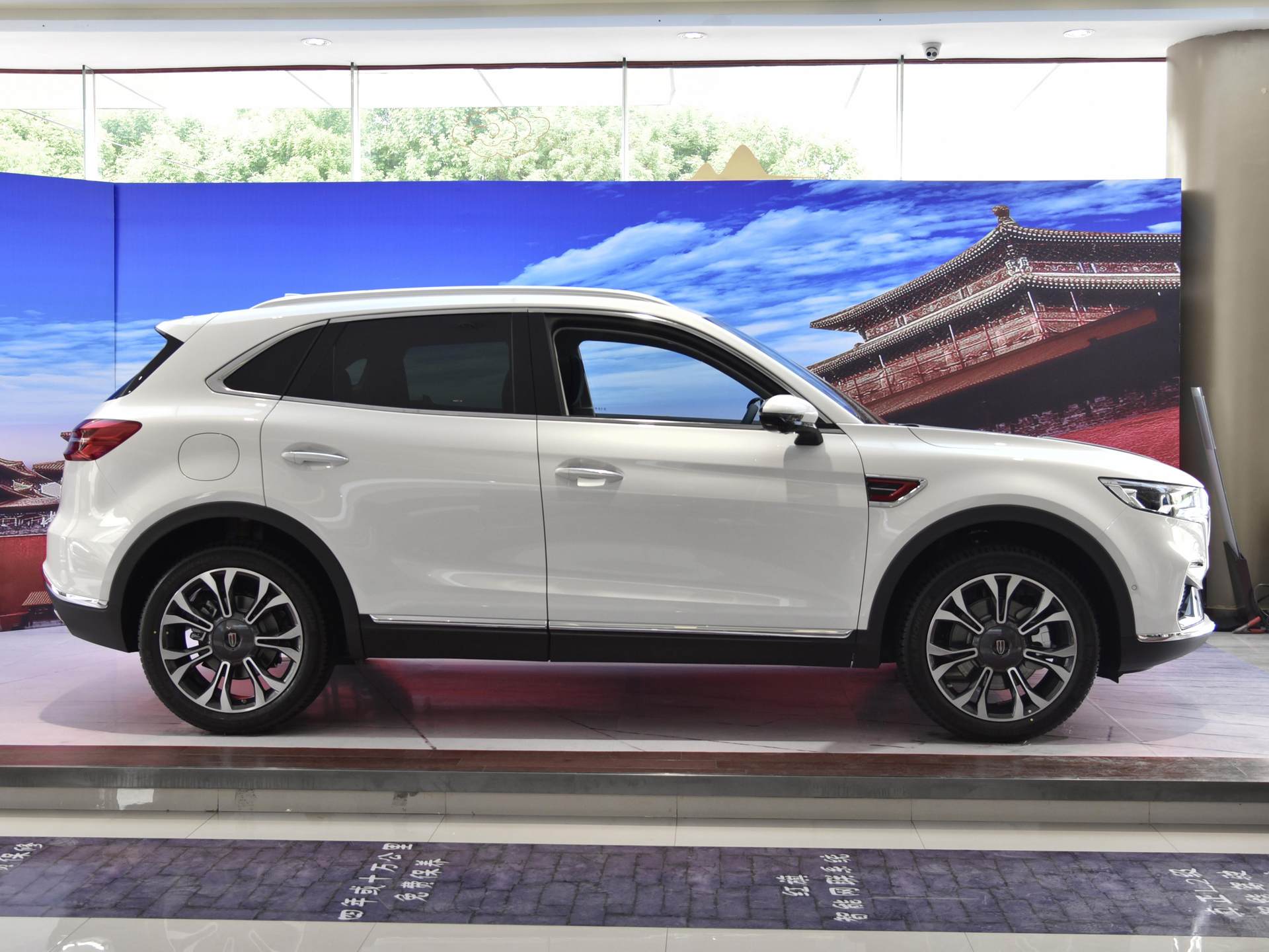 红旗hs5|20万没有选本田CRV，最后看上了这台车，体验后：感觉品质不输Q5