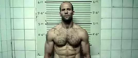 『死亡飞车』喂饱所有男性的幻想，这部电影做到了！