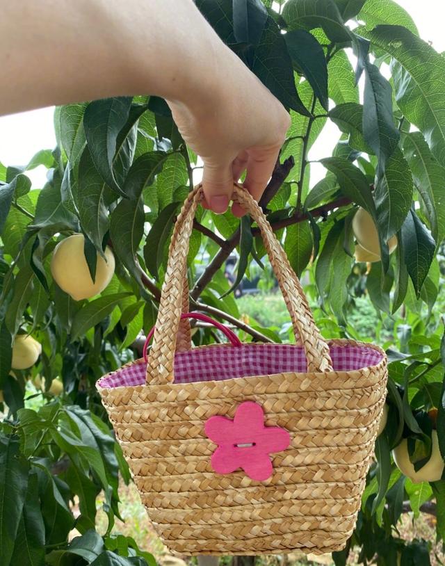 章子怡|汪峰一家四口果园摘桃，小苹果紧贴章子怡合影，感情超好