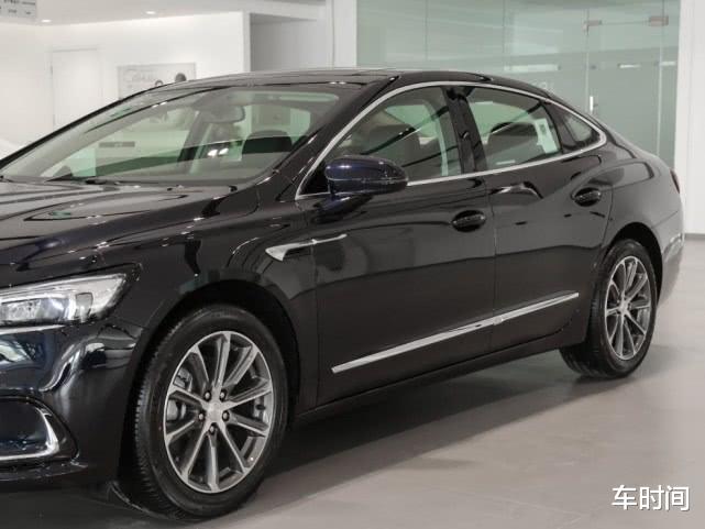 【奔驰E级】还看啥宝马五系？车长5米跌至18万，舒适堪比高铁，比奔驰E级还宽