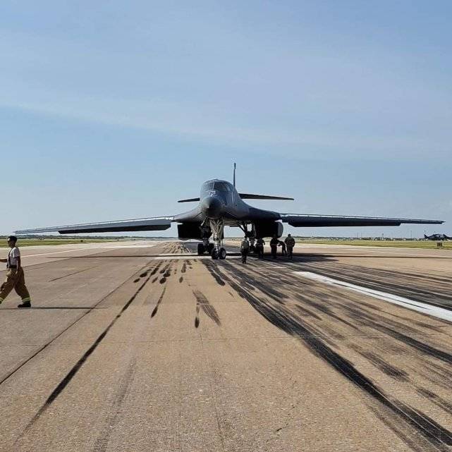 『轰炸机』美国空军又出事了！远程轰炸机空中突发电气故障，返航落地当场爆胎