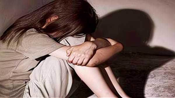 导师疯了 回顾绫濑水泥杀人案：19岁少女遭上百次强暴，被玩弄致死