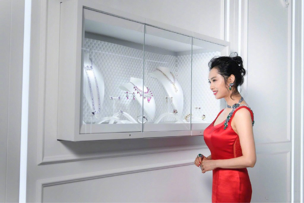 朱茵|?48岁朱茵太敢穿了,礼服偏爱小码紧身款,这一回富态身材藏不住了