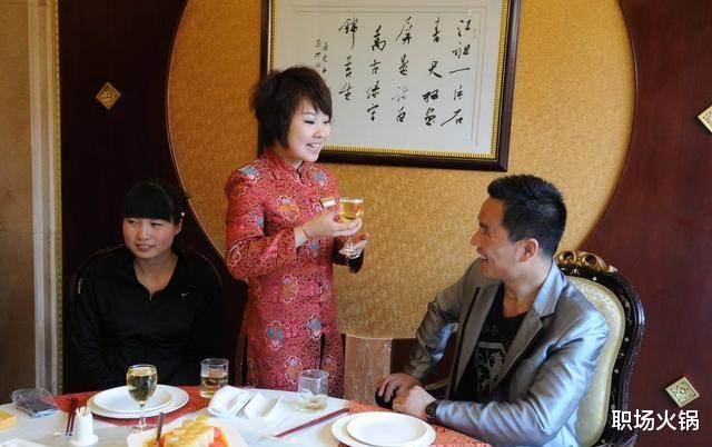『』酒桌上领导说：你为啥敬我酒？别说“先干为敬”，此话术阅后即焚
