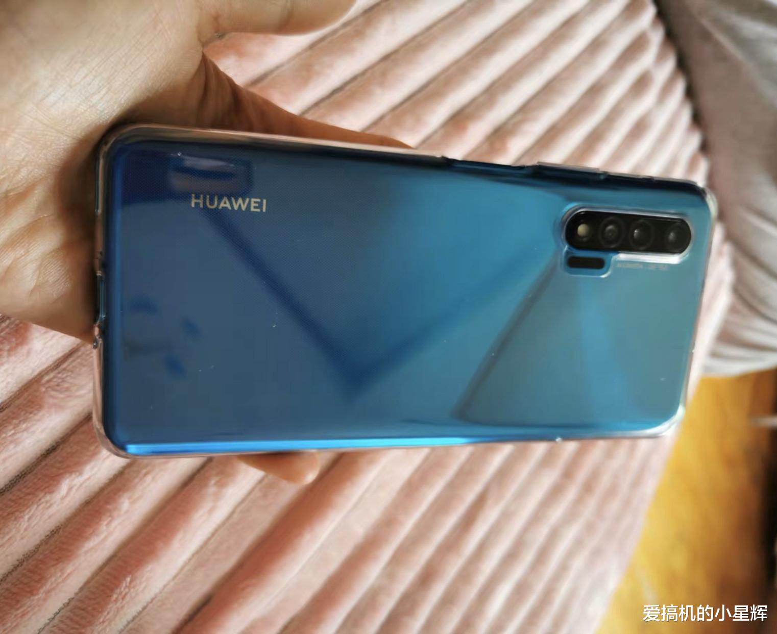 华为：华为火力全开，46万跑分+40W快充+128GB，从3799到2399