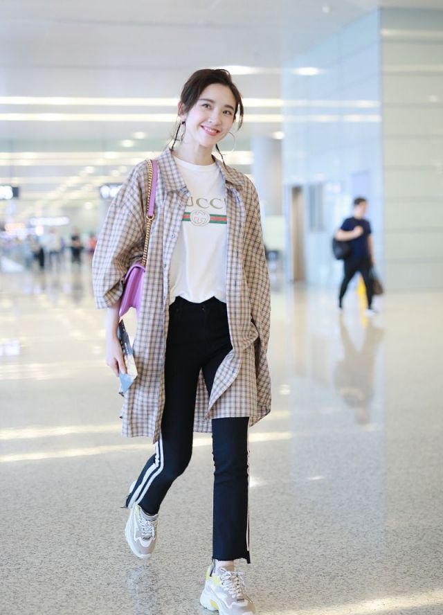 赵露思|唐艺昕：一身花格衬衣现身，扎“短马尾”白色短T恤配黑裤显高挑