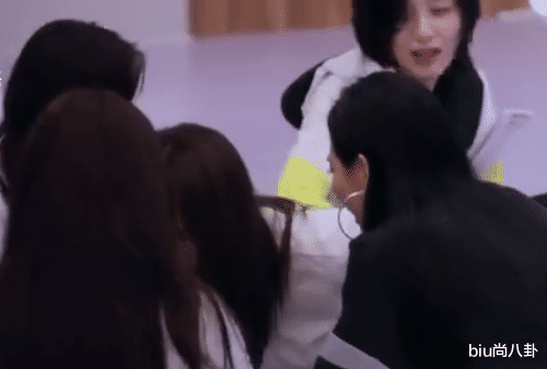 沈梦辰@沈梦辰摔倒后第一反应不是爬起，看到下一秒动作，还敢说她单纯？