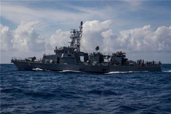 「美军舰」誓死不退让，美军舰遭遇奇耻大辱，日媒感叹：30年来头一次