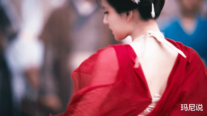 [赵露思]终于知道赵露思为什么一直露额头，看到她的厚刘海造型，打扰了！