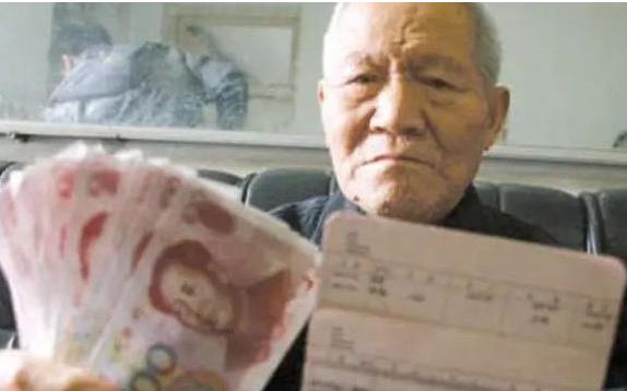 西游故事多 老大爷60年前在银行存下77块钱，60年过去，孙子看到余额，吓呆了
