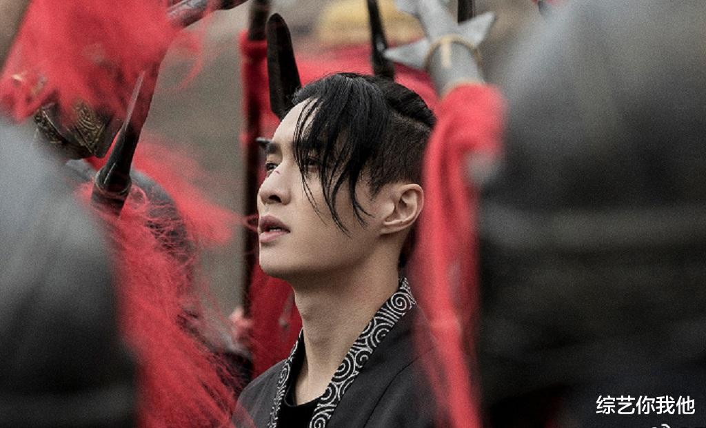 张艺兴：张艺兴太无奈，发新专辑又被鹿晗提前，引粉丝质疑：已不是第一次