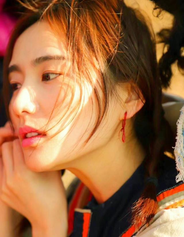 李亚鹏|李亚鹏当众表白彝族姑娘，女方气质清冷，中戏毕业且是超模冠军