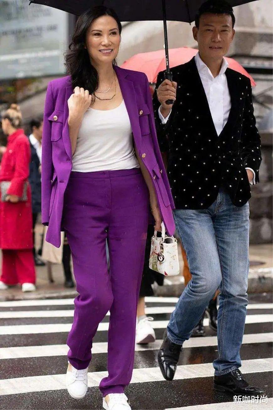 邓文迪|邓文迪的时尚真难懂，穿柠檬黄长裙涂芭比粉口红，一般人驾驭不住