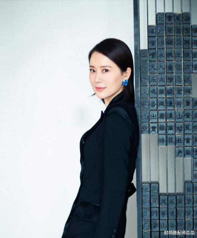 发型|到了45岁的家庭妇女，有白发的剪这5种发型，减龄还显气质