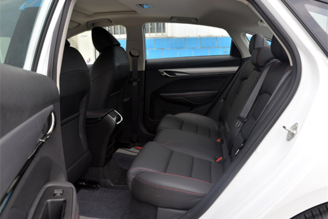 吉利缤瑞|国产又一“家用王”！比桑塔纳大一圈，6.38万起售，油耗5.0L