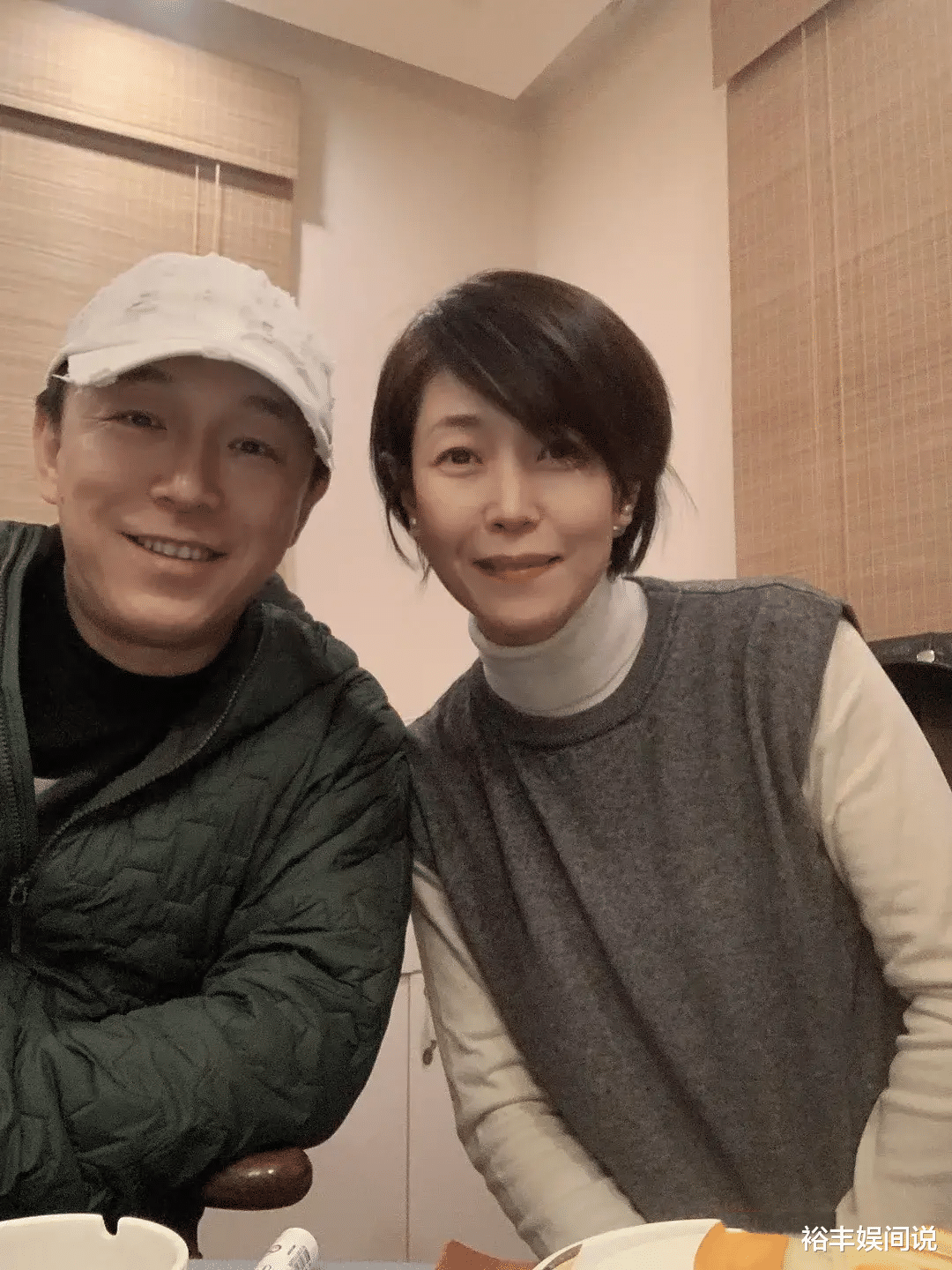 黄晓明|黄渤参加初中同学聚会！与美女合照情商高，一众人中他不是最丑的