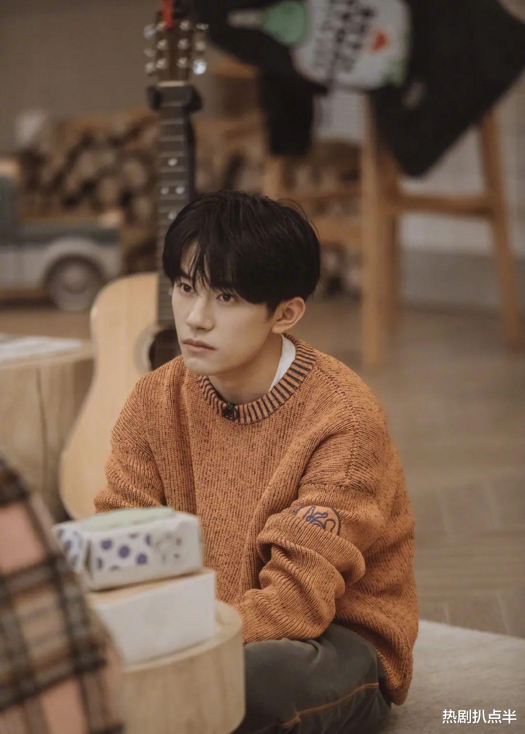 易烊千玺|易烊千玺红毯生图太虐人，笑容慈祥发腮严重，还被质疑垫增高垫