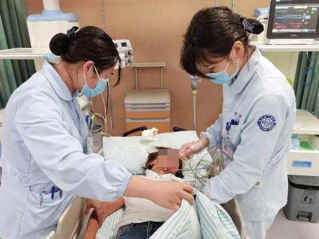 半岛晨报|高铁上取行李，包内水杯突然滑落，结果悲剧了