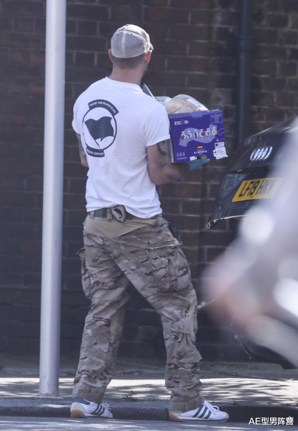 汤姆·哈迪:43岁“毒液”汤姆·哈迪上街买菜!这次没头盔,拿着大葱样子超逗