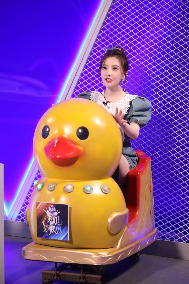 冯提莫|冯提莫参加综艺节目台上表现惊艳众人，后台被拍生图更是让人心动