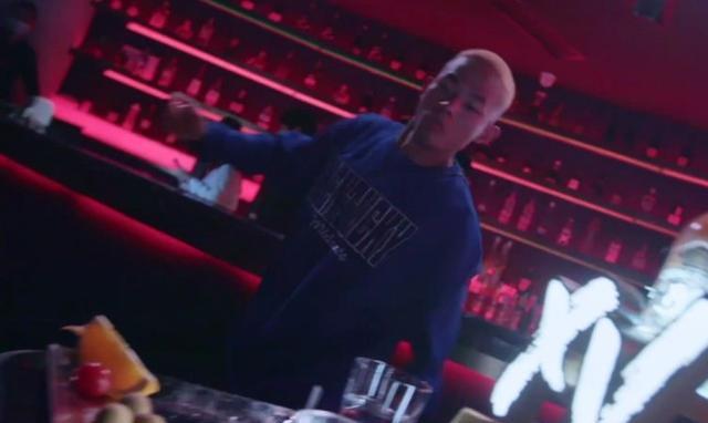 吻戏|欧阳娜娜酒吧喝酒，被富二代搭讪一脸害羞，陈伟霆看后眼神冰冷