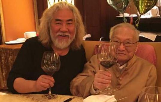 张纪中▲2010年,张纪中总往美国跑,6年后妻子与干儿子夜会3小时画面曝光