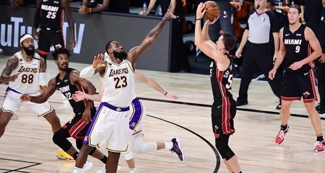 湖人队|19+6，19+3，湖人输球夜却获2大惊喜，沃格尔也找到取胜之匙