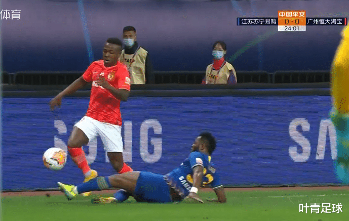 中超|中超疯狂大战：2次大反转，主裁3次遭围攻！场面几近失控