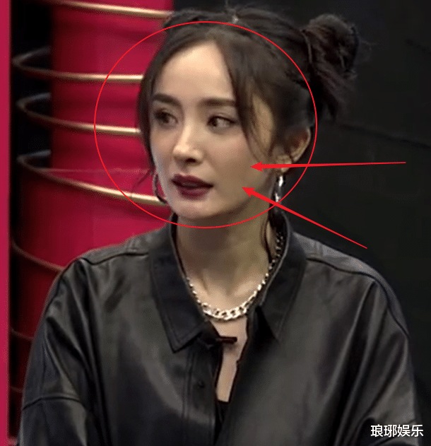 杨幂|杨幂现身《王牌》直播，双马尾造型太吸睛，而我却关注她皮肤状态