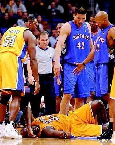 [奥尼尔]当年奥尼尔被巴特尔单手拽倒在地，两人却没起冲突？奥尼尔还大笑