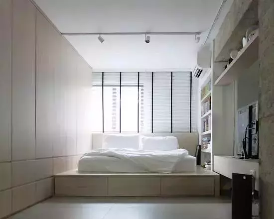 ：现在榻榻米已经落伍了，一体化的地台卧室设计正流行