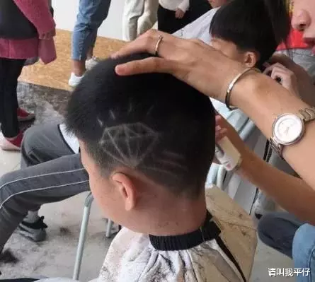 「发型」不管男性还是女性,理发时一定别说这3句话,不是迷信,长个记性