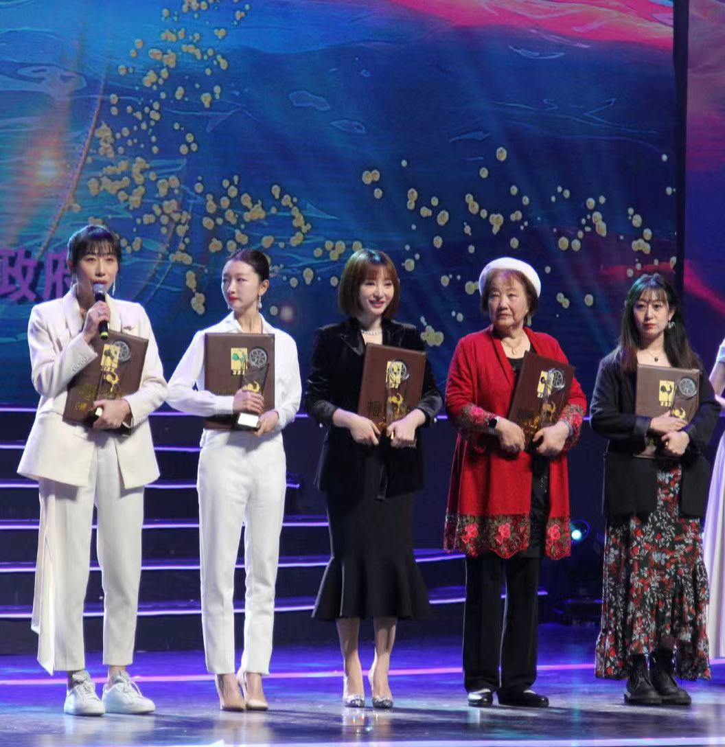 周冬雨|金鸡提名表彰颜值大赏:柳岩周冬雨同框比美,张馨予白裙身姿婀娜