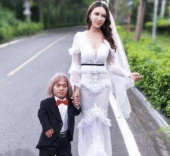 艳星▲她是中国第一“艳星”，一婚嫁1米“侏儒”，二婚再嫁2米“巨人”！