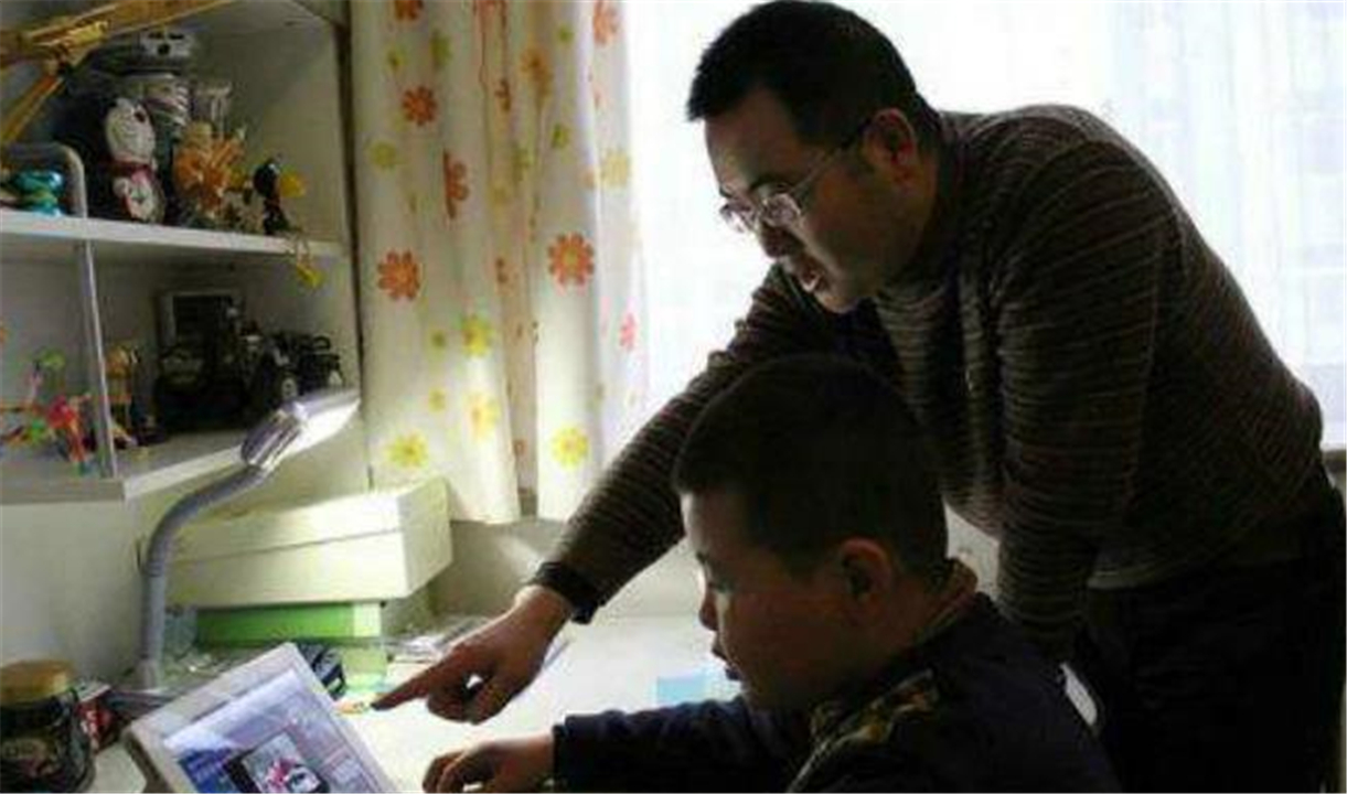 ▲“我前面4人后面6人一共几人？”孩子答11判错，家长不服质问老师