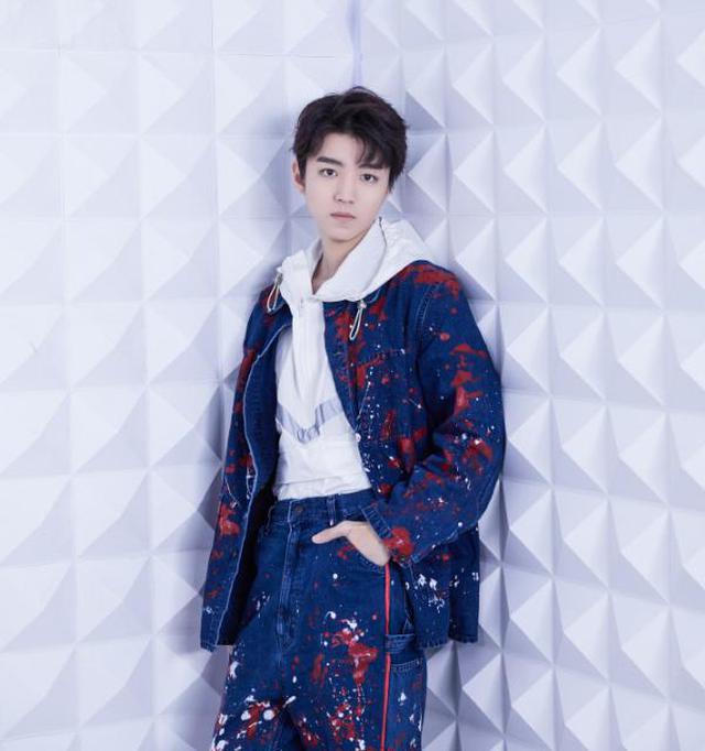 王俊凯@求王俊凯别穿阔腿裤了,腿型超直没一丝赘肉,看到最后男生都羡慕了!