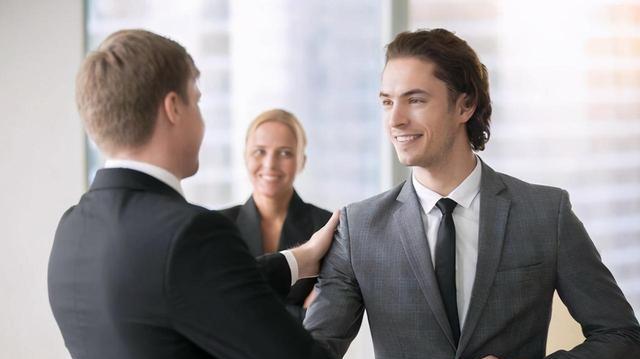 |饭局上，领导当众夸你，普通人只会说“不敢当”，聪明人会这样说