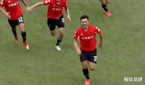 中甲|93分钟绝杀，2-1！中甲黑马继续狂飙，球迷庆祝如夺冠